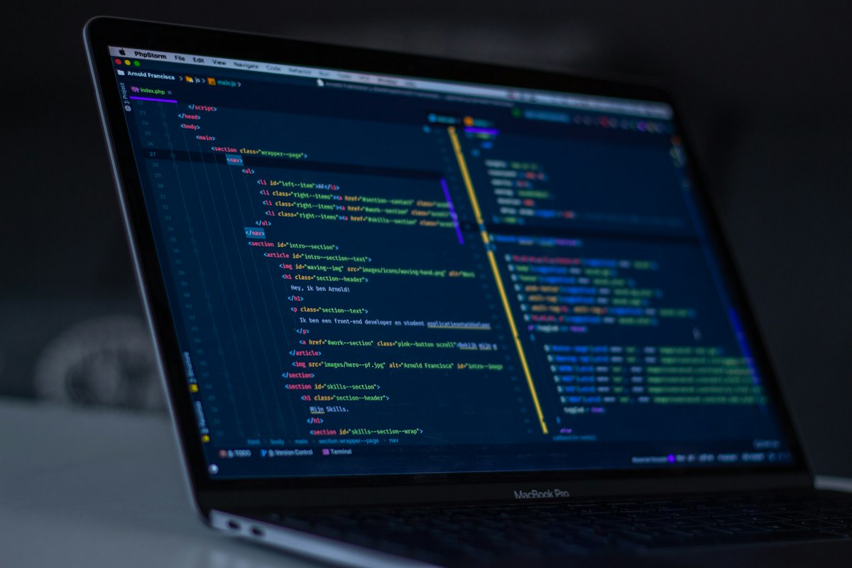 Migrasi ke Edge AI: Mengapa Industri Beralih dari Cloud Computing ke On-Device Inference